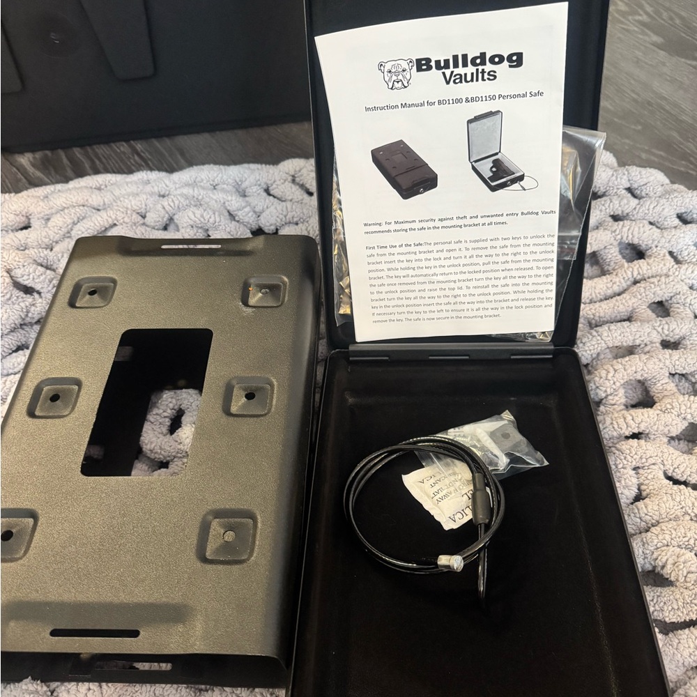 Bulldog Vaults Personal Safe with Keys Mount Bracket Steel Security Box